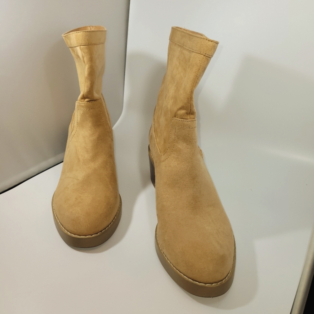 NWOT-❤️- LOFT- LIGHT TAN PULL ON BLOCK HEAL BOOTS-SIZE 9